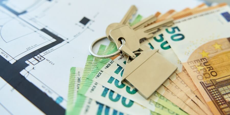 ¿Quién paga los gastos de comunidad de propietarios del mes de la venta del inmueble?