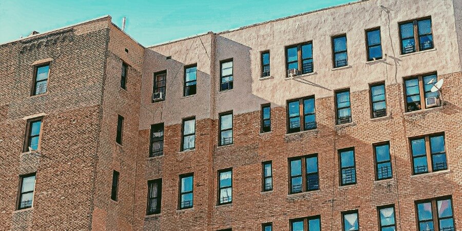 ¿Puede considerarse un vicio oculto la existencia de viviendas ocupadas en el edificio?